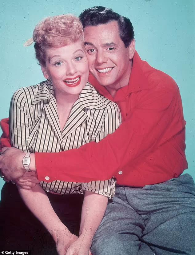 Lucille Ball và Desi Arnaz là vợ chồng từ trong phim đến đời thực. Lucille Ball và Desi Arnaz là vợ chồng từ trong phim đến đời thực.