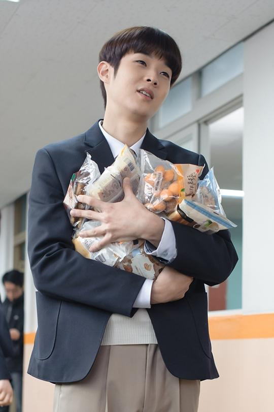 Choi Woo Sik thường được giao cho các vai học sinh vì gương mặt "búng ra sữa". Choi Woo Sik thường được giao cho các vai học sinh vì gương mặt "búng ra sữa".