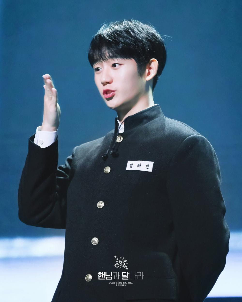 Sinh năm 1988, năm nay anh đã 33 tuổi, nhưng không hề khiên cưỡng khi anh khoác lên bộ đồng phục học sinh. Sinh năm 1988, năm nay anh đã 33 tuổi, nhưng không hề khiên cưỡng khi anh khoác lên bộ đồng phục học sinh.