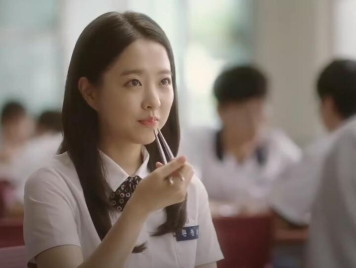 Đó là lý do cô thường xuyên được giao vai nữ sinh trung học trong các dự án truyền hình lẫn điện ảnh. Vai diễn học sinh gần đây nhất của cô là trong "Ngày em đẹp nhất" vào năm 2018. Đó là lý do cô thường xuyên được giao vai nữ sinh trung học trong các dự án truyền hình lẫn điện ảnh. Vai diễn học sinh gần đây nhất của cô là trong "Ngày em đẹp nhất" vào năm 2018.