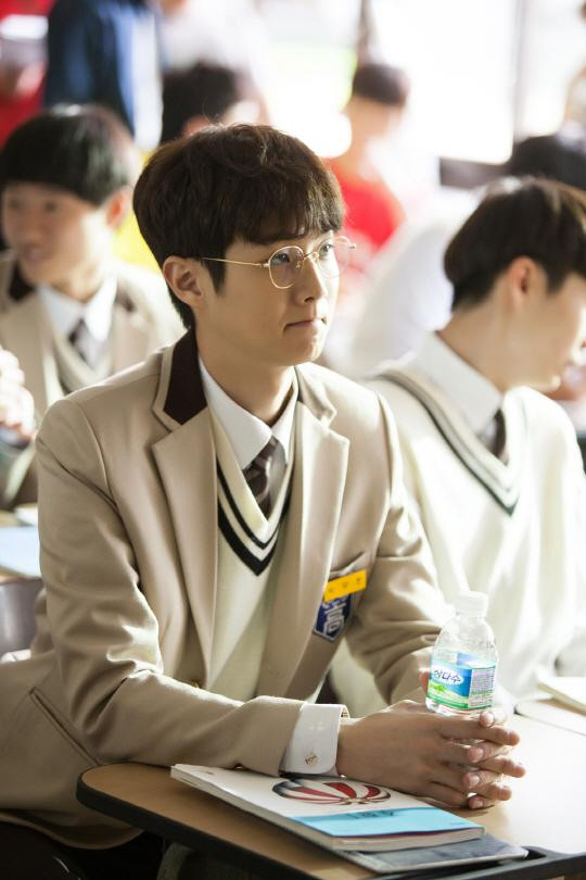 Tài tử "Ký sinh trùng" sinh năm 1990, tức là đã 31 tuổi. Anh từng vào vai học sinh trong "Train To Busan" vào năm 2016. Tài tử "Ký sinh trùng" sinh năm 1990, tức là đã 31 tuổi. Anh từng vào vai học sinh trong "Train To Busan" vào năm 2016.