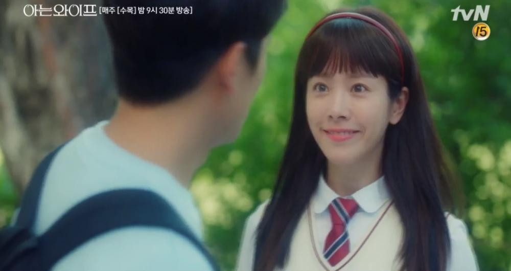 Trong phim "Familiar Wife" năm 2018, Han Ji Min có phân cảnh khoác lên mình bộ đồng phục học sinh. Trong phim "Familiar Wife" năm 2018, Han Ji Min có phân cảnh khoác lên mình bộ đồng phục học sinh.