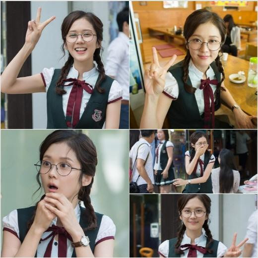 Cô được đánh giá còn giống học sinh trung học hơn các đàn em ít tuổi hơn. Cô được đánh giá còn giống học sinh trung học hơn các đàn em ít tuổi hơn.