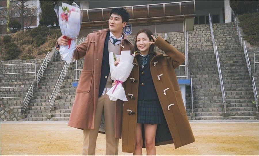 Park Min Young nhận nhiều lời khen với phân cảnh vào vai học sinh trung học trong "Her Private Life" năm 2019. Park Min Young nhận nhiều lời khen với phân cảnh vào vai học sinh trung học trong "Her Private Life" năm 2019.