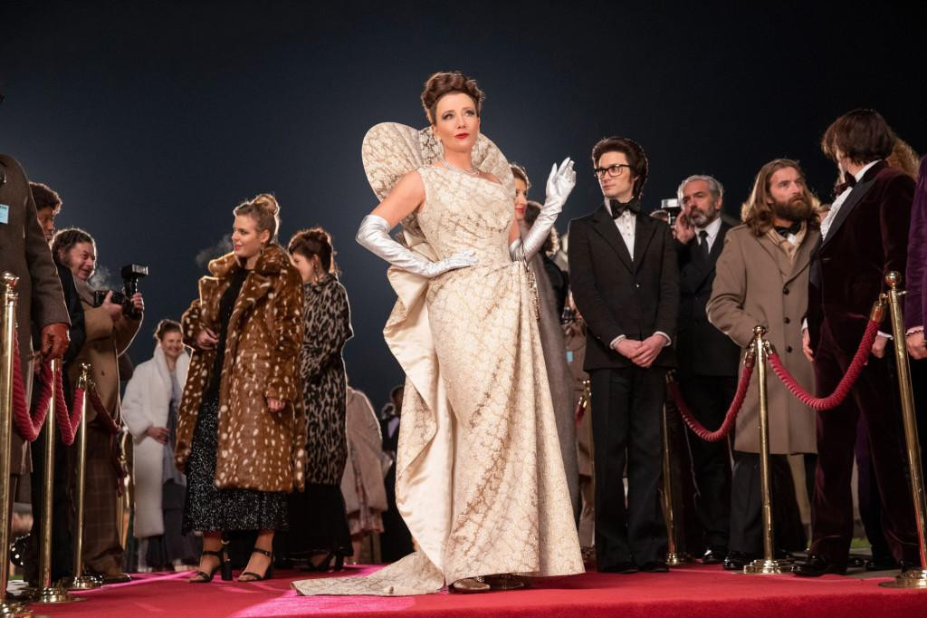 Nhân vật của Thompson thích nội y định hình, nhưng nữ diễn viên rất bài xích. Nhân vật của Thompson thích nội y định hình, nhưng nữ diễn viên rất bài xích.