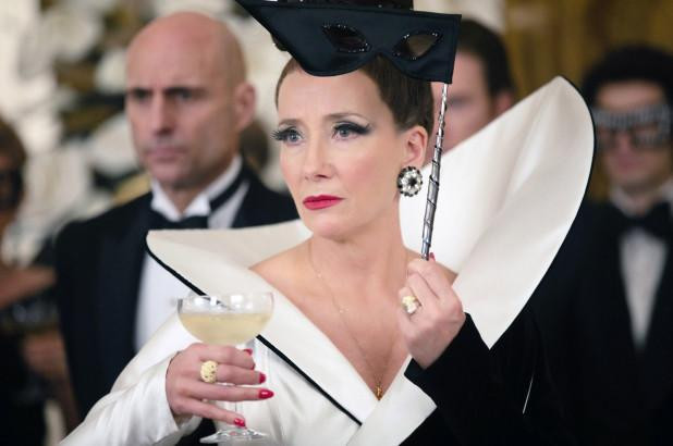 Emma Thompson là một trong hai vai chính của "Cruella". Emma Thompson là một trong hai vai chính của "Cruella".