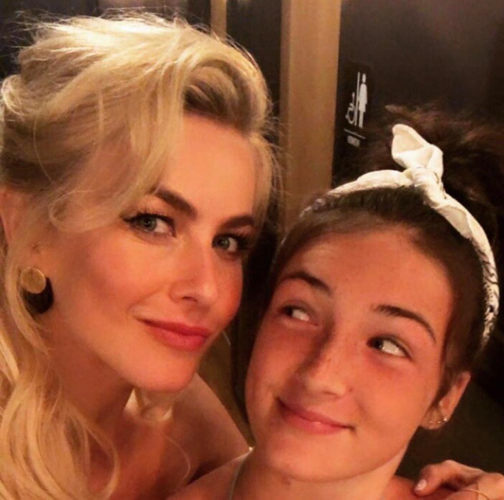 Julianne Hough chụp ảnh cùng cháu gái Star. Julianne Hough chụp ảnh cùng cháu gái Star.