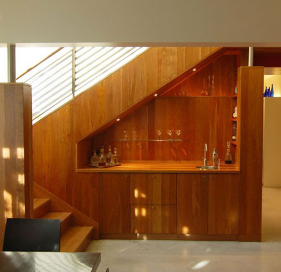 Giường dưới cầu thang - một ý tường mới lạ và tuyệt vời! Giá sách dưới cầu thang - một ý tưởng quen thuộc nhưng cũng không kém phần hiệu quả Bể cá và lò sưởi Khu vực để đồ và rượu Từ phòng bếp, phòng tắm tới bàn làm việc hay khu vực giải trí.