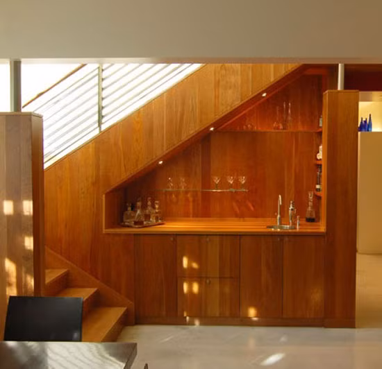 Giường dưới cầu thang - một ý tường mới lạ và tuyệt vời! Giá sách dưới cầu thang - một ý tưởng quen thuộc nhưng cũng không kém phần hiệu quả Bể cá và lò sưởi Khu vực để đồ và rượu Từ phòng bếp, phòng tắm tới bàn làm việc hay khu vực giải trí.