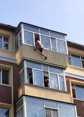 May mắn là người vợ đã kịp thời tóm được chân chồng để ông này không rơi xuống dưới