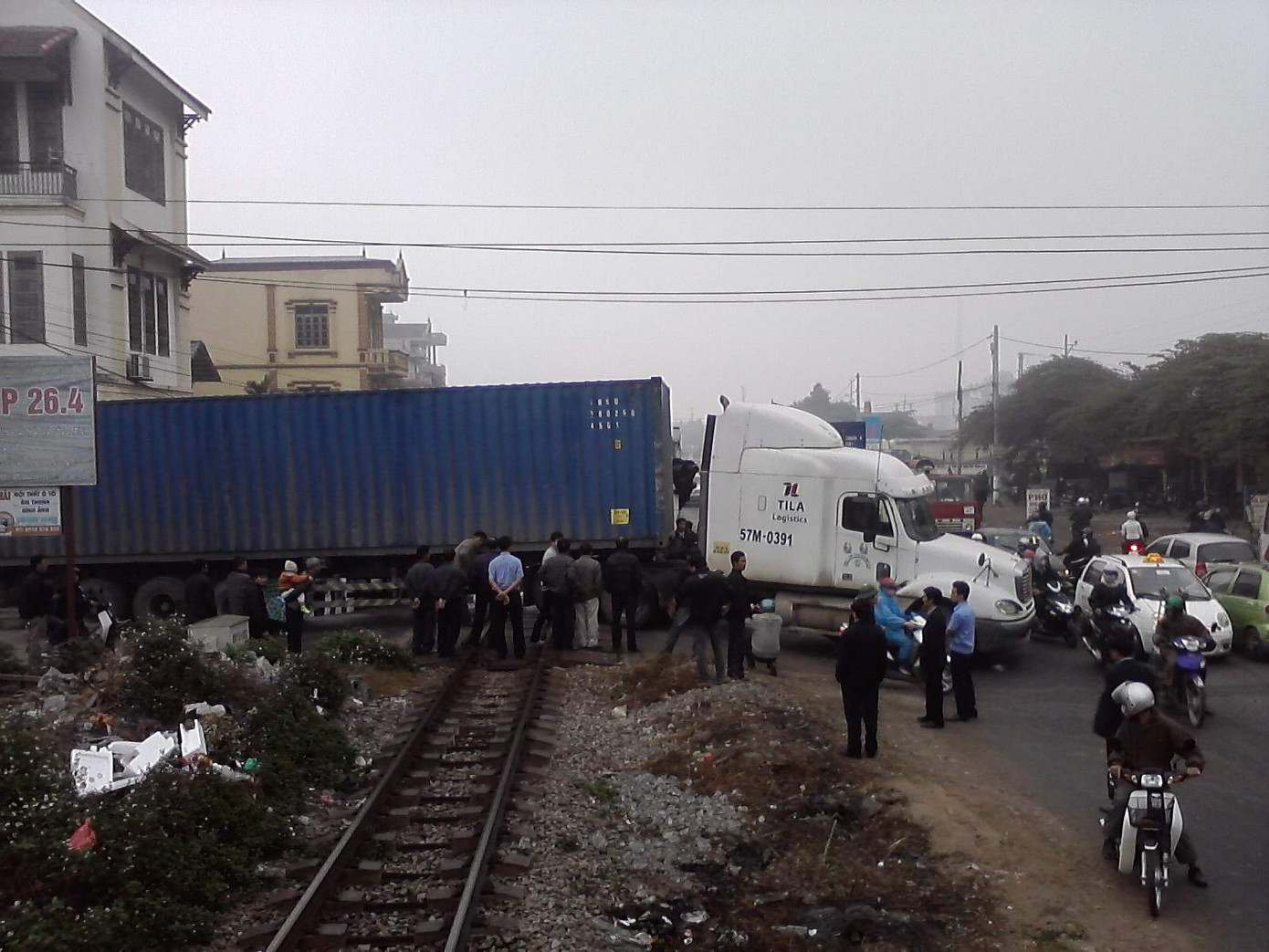 Bức ảnh do lái tàu Đặng Trường Giang chụp sau khi hãm phanh dừng cách 15m (ảnh Đức Nam)