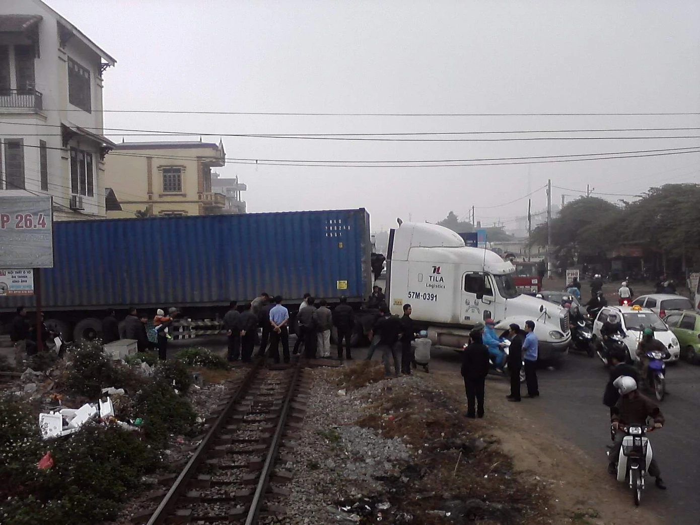 Bức ảnh do lái tàu Đặng Trường Giang chụp sau khi hãm phanh dừng cách 15m (ảnh Đức Nam)