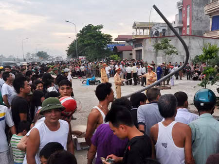 Vụ tai nạn thu hút sự chú ý của đông đảo người qua đường