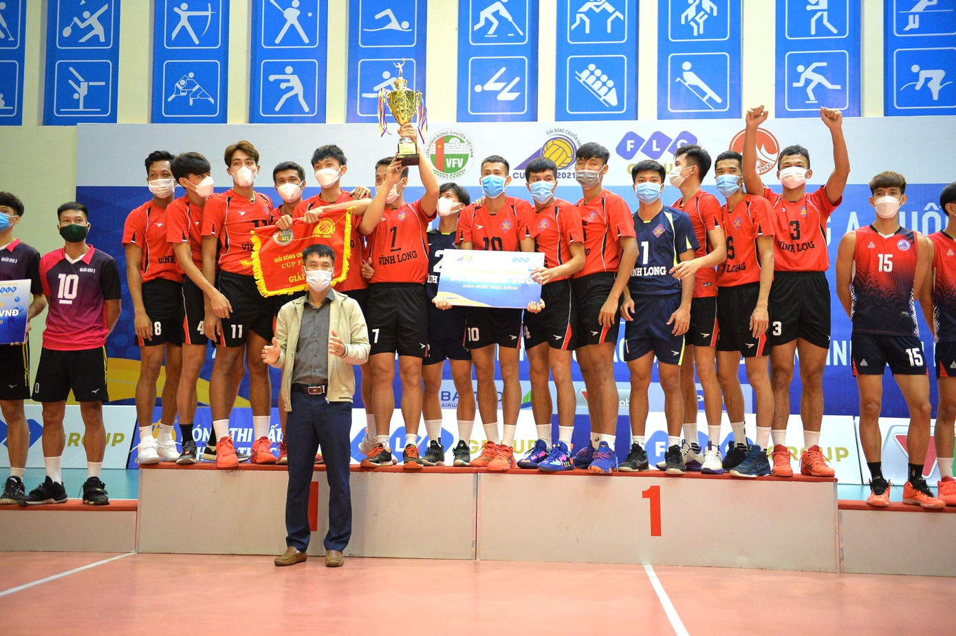 Ông Lê Trí Trường - Tổng thư ký Liên đoàn Bóng Chuyền Việt Nam trao giải cho đội nhất Nam Ông Lê Trí Trường - Tổng thư ký Liên đoàn Bóng Chuyền Việt Nam trao giải cho đội nhất Nam