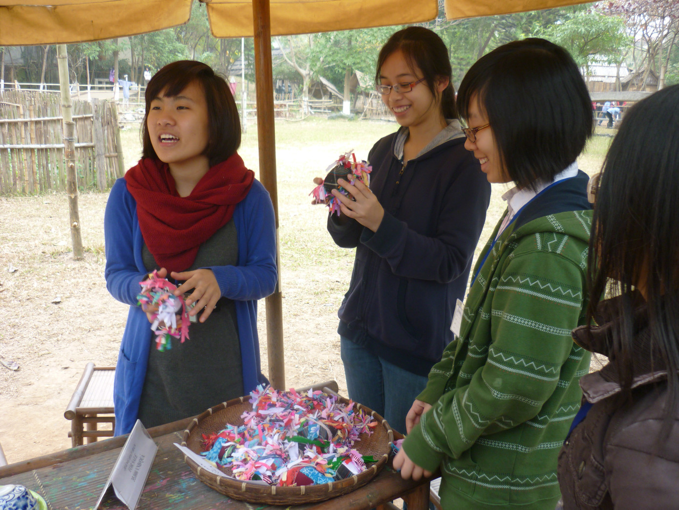 Các bạn trẻ mua quả còn tặng người yêu