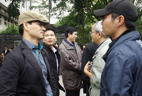 ... Xuân Bắc chờ vào viếng 