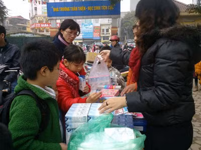 Nhân viên TH True Milk mang sữa vào trong trường tiếp thị và bán sữa