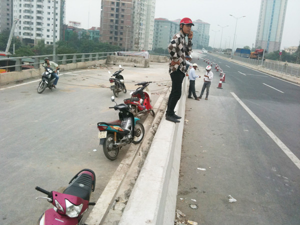 Trung bình mỗi ngày, những cò xe ở đây thu được ít nhất 500.000đ nhờ dịch vụ...vác xe. Ảnh: Tuấn Nguyễn