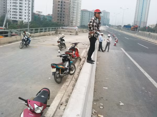 Trung bình mỗi ngày, những cò xe ở đây thu được ít nhất 500.000đ nhờ dịch vụ...vác xe. Ảnh: Tuấn Nguyễn