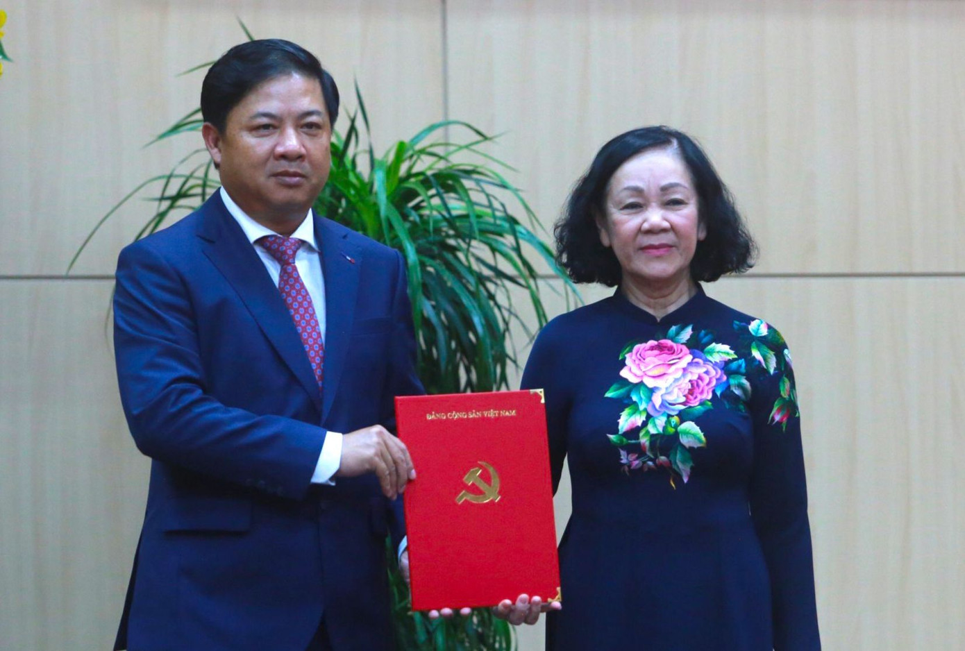 Bà Trương Thị Mai - Ủy viên Bộ Chính trị, Trưởng Ban Tổ chức Trung ương trao quyết định cho ông Lương Nguyễn Minh Triết. Ảnh: Hoài Văn.