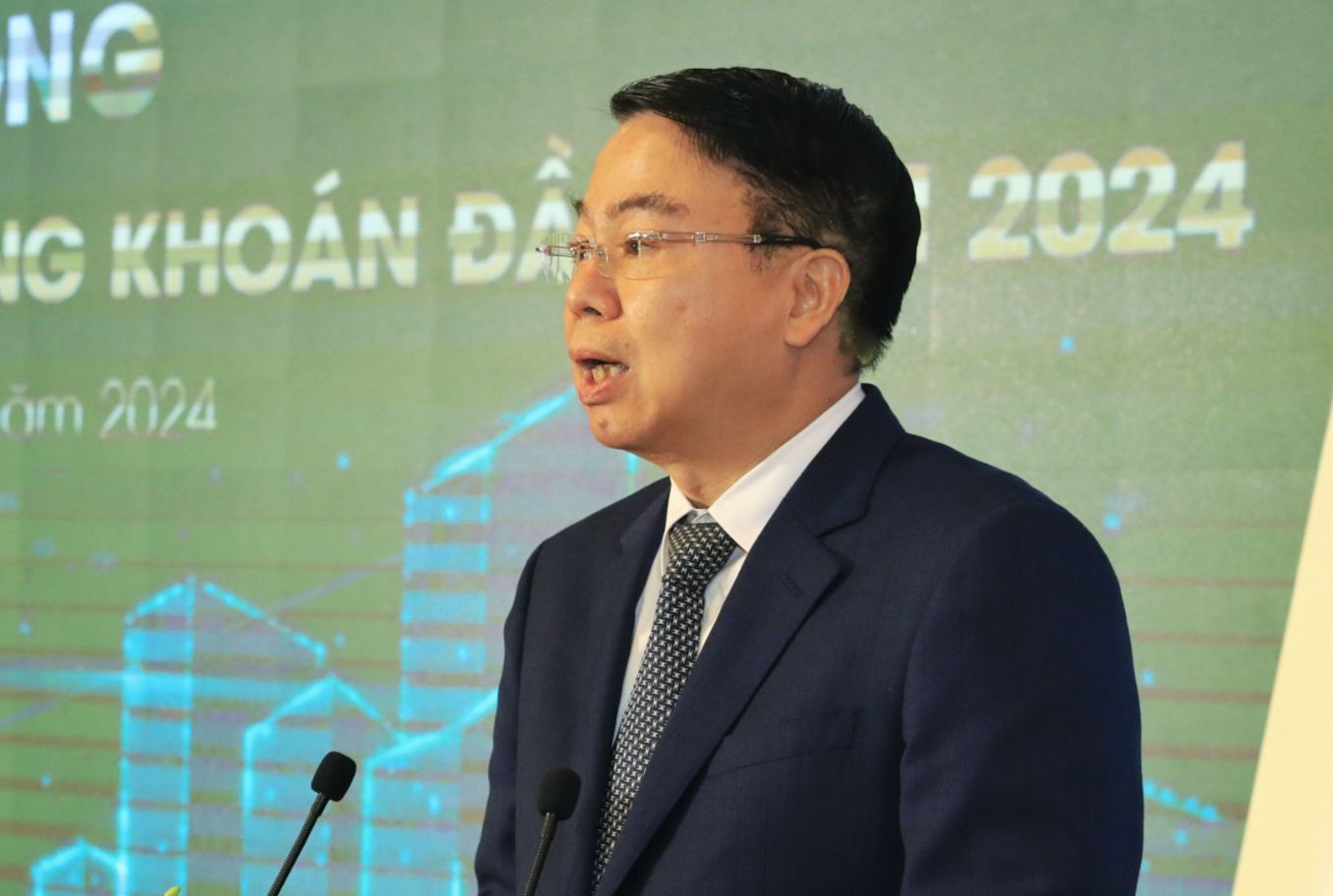 Thứ trưởng Nguyễn Đức Chi cho biết hệ thống KRX sẽ sớm đi vào hoạt động. Thứ trưởng Nguyễn Đức Chi cho biết hệ thống KRX sẽ sớm đi vào hoạt động.