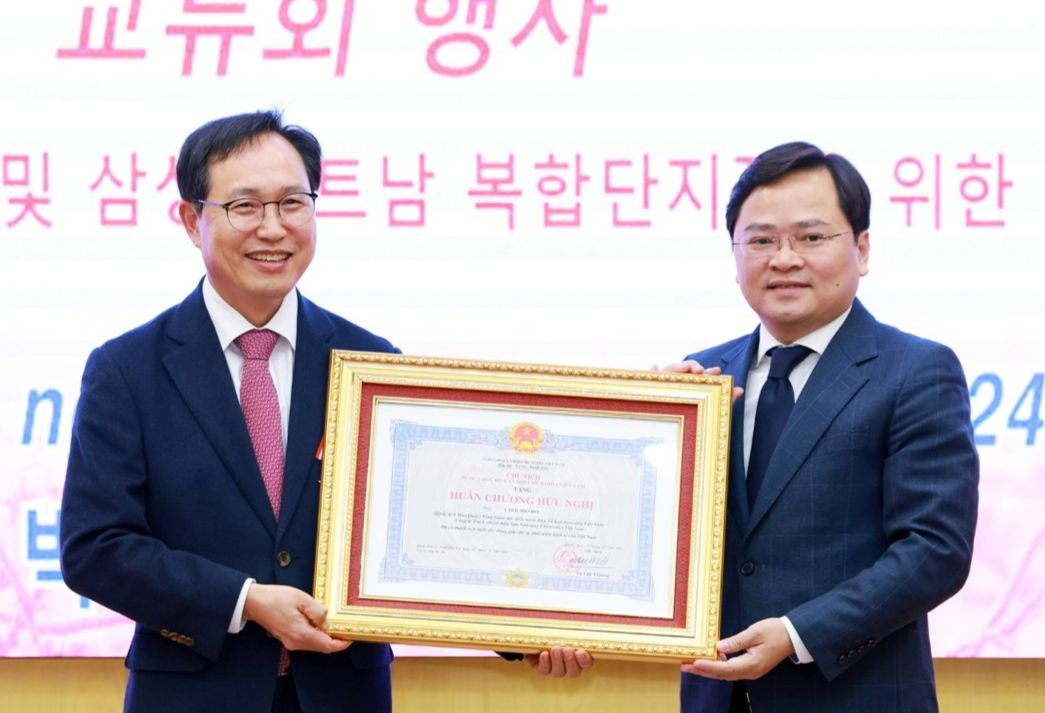 Bí thư Tỉnh ủy Nguyễn Anh Tuấn (bên phải) trao tặng Huân chương Hữu nghị của Nhà nước Việt Nam cho Tổng Giám đốc Tổ hợp Samsung Việt Nam Choi Joo Ho. Bí thư Tỉnh ủy Nguyễn Anh Tuấn (bên phải) trao tặng Huân chương Hữu nghị của Nhà nước Việt Nam cho Tổng Giám đốc Tổ hợp Samsung Việt Nam Choi Joo Ho.