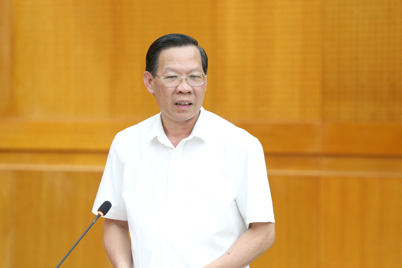 Chủ tịch TPHCM Phan Văn Mãi phê bình nhiều sở ngành. Chủ tịch TPHCM Phan Văn Mãi phê bình nhiều sở ngành.