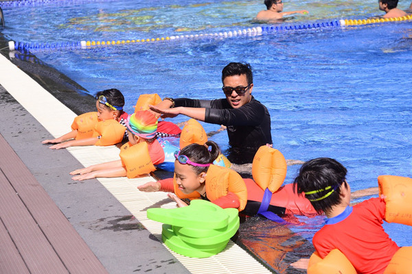Cư dân nhí Vinhomes và 'đặc quyền' học bơi miễn phí giữa mùa hè ảnh 1