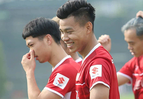 Văn Toàn nhuộm tóc bạch kim cực nổi ở đội Olympic Việt Nam ảnh 1