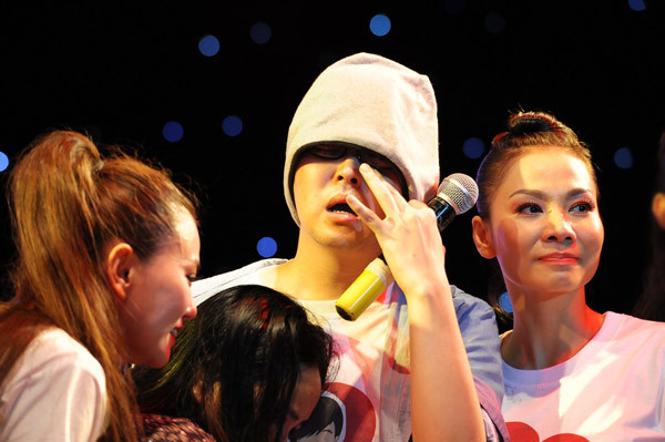 Mắt phải của Wanbi không còn nhìn được..