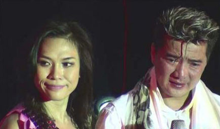 Mỹ Tâm bên cạnh Đàm Vĩnh Hưng với khuôn mặt bàng hoàng sau khi bị tấn công. Ảnh: MercuryNews. Mỹ Tâm bên cạnh Đàm Vĩnh Hưng với khuôn mặt bàng hoàng sau khi bị tấn công. Ảnh: MercuryNews