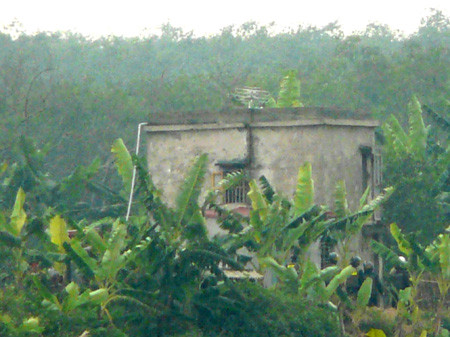 Lực lượng CSCĐ truy tìm các đối tượng sau khi đột kích được vào căn nhà. Chủ tịch huyện Tiên Lãng Lê Văn Hiền