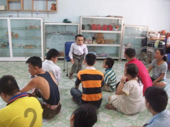 Lớp học tình thương của thầy Phương ở trung tâm. Lớp học tình thương của thầy Phương ở trung tâm