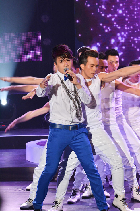 Ngô Kiến Huy bảnh bao bên dàn vũ công