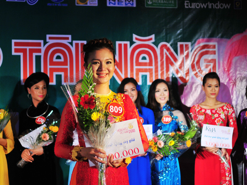 Nguyễn Phạm Bích Trâm đã khóc sau khi MC Thụy Vân xướng tên cô đạt danh hiệu Người đẹp tài năng