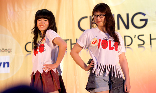 Hot couple Thảo Tiên - Phương Anh. Cặp đôi này đã mang đến phần dự thi tài năng ấn tượng khi hát trên nền nhạc được tạo bằng tay, cốc nhựa và bàn gỗ