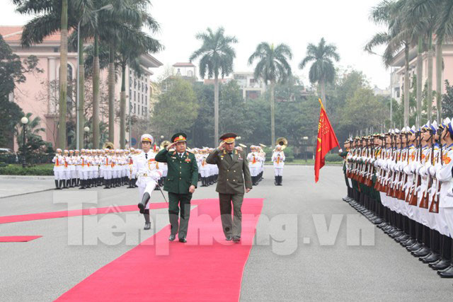 Bộ trưởng Quốc phòng Phùng Quang Thanh và Bộ trưởng Sergei Shogun duyệt đội danh dự