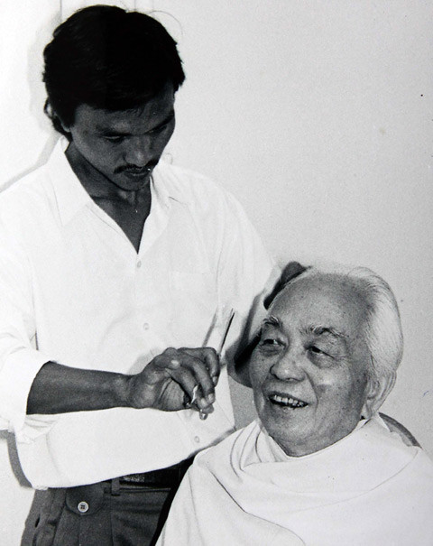 Trong một dịp Đại tướng Võ Nguyên Giáp đi nghỉ dưỡng tại Vũng Tàu, anh Lê Sự - thợ cắt tóc, đã đến số nhà 11 Phan Đình Phùng (TP. Vũng Tàu) cắt tóc cho Đại tướng (1996). 