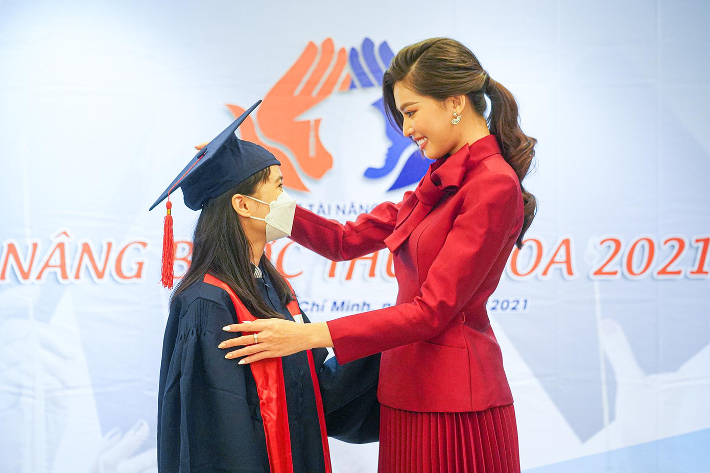 Á hậu 2 Hoa hậu Việt Nam 2020 Nguyễn Lê Ngọc Thảo gặp gỡ các bạn thủ khoa tại lễ trao học bổng