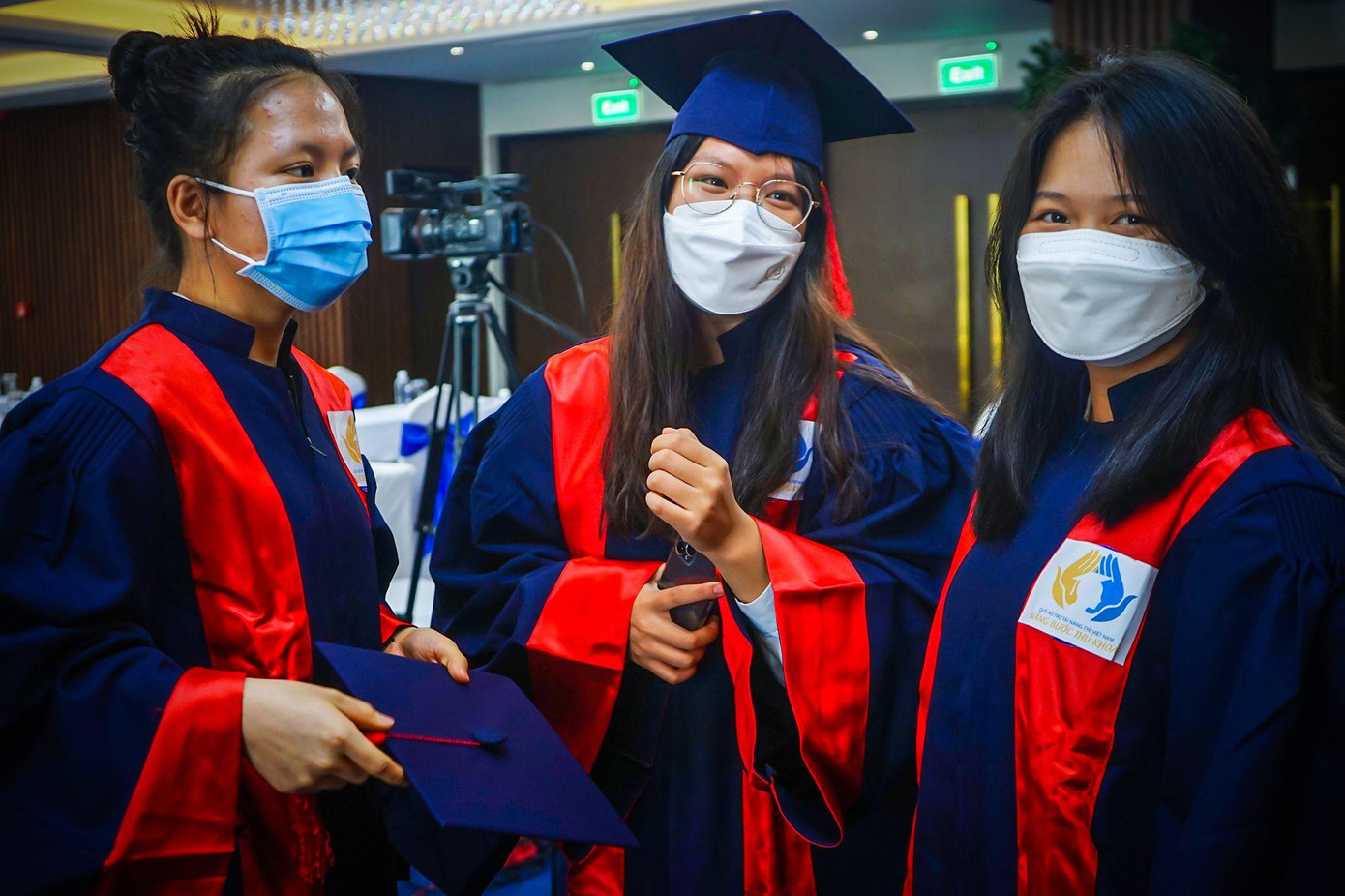 Trước lễ trao học bổng &quot;Nâng bước thủ khoa&quot; năm 2021, các thủ khoa ở đầu cầu TPHCM đã có mặt từ rất sớm để trò chuyện, động viên nhau.