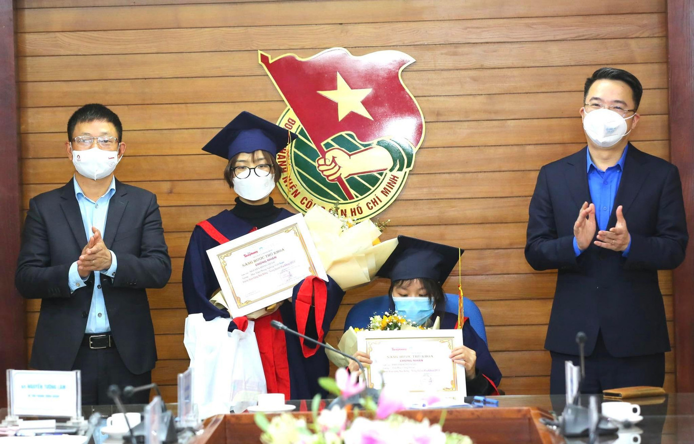 Bí thư Trung ương Đoàn Nguyễn Tường Lâm (ngoài cùng bên phải) và nhà báo Phùng Công Sưởng - Phó Tổng biên tập báo Tiền Phong, Phó Giám đốc Quỹ Hỗ trợ Tài năng trẻ Việt Nam, trao học bổng &quot;Nâng bước thủ khoa&quot;.