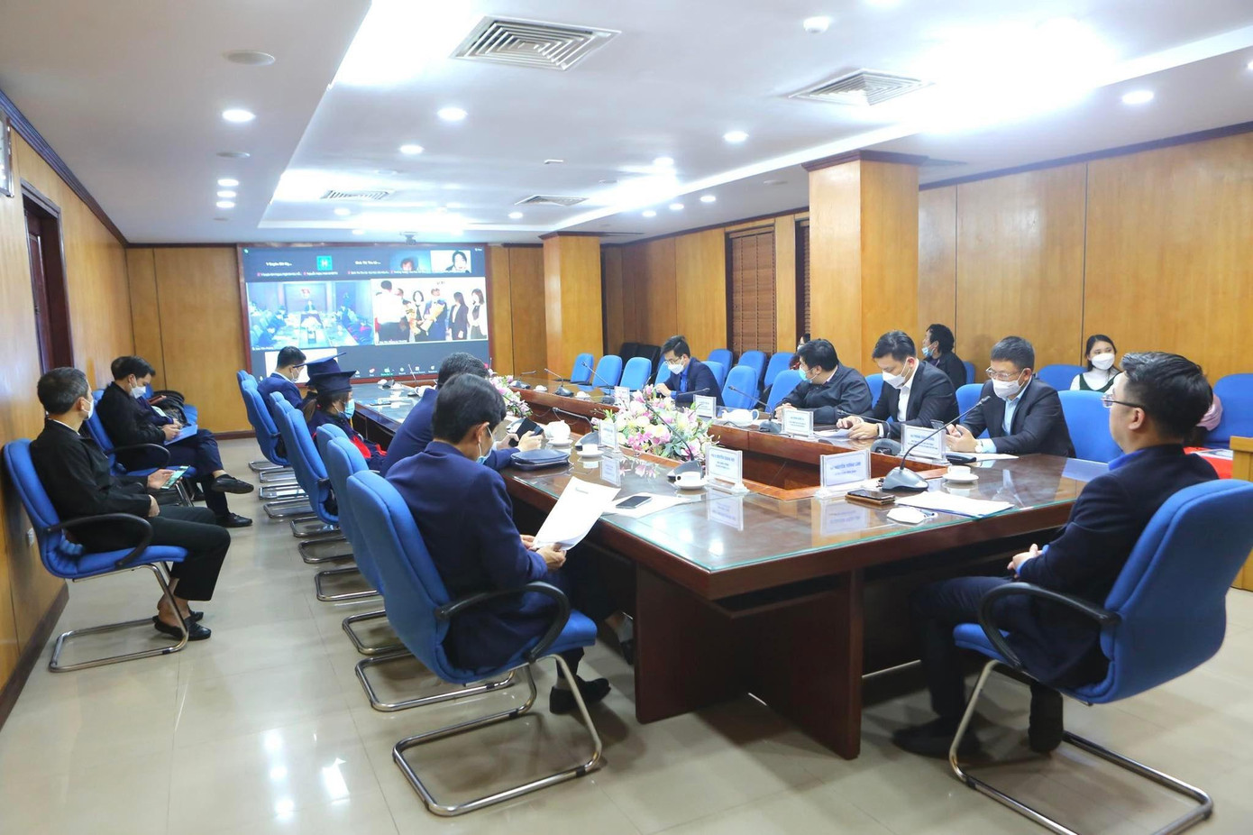 Các đại biểu dự chương trình &quot;Nâng bước thủ khoa&quot; năm 2021 từ đầu cầu Hà Nội