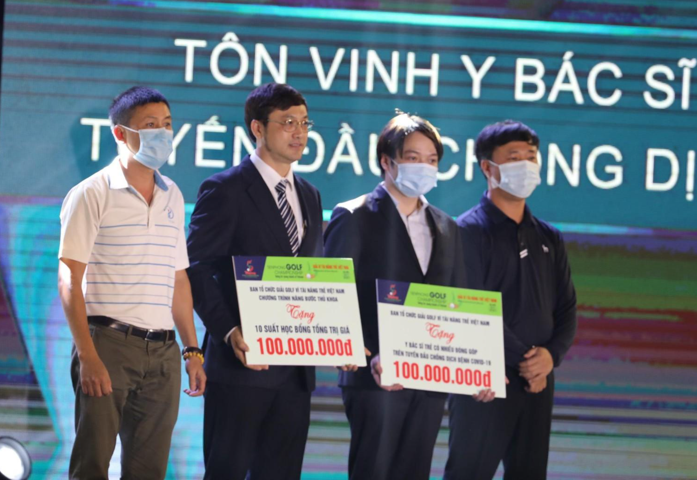 Trước đó, ngày 20/11, trong khuôn khổ Tiền Phong Golf Championship 2021, Ban tổ chức đã mời PGS.TS Phạm Văn Thuần - Phó hiệu trưởng Trường Đại học Giáo dục - ĐH Quốc gia Hà Nội, đại diện một số sinh viên được trao học bổng của ĐH Quốc gia Hà Nội, nhận tượng trưng học bổng chương trình “Nâng bước thủ khoa” năm 2021.