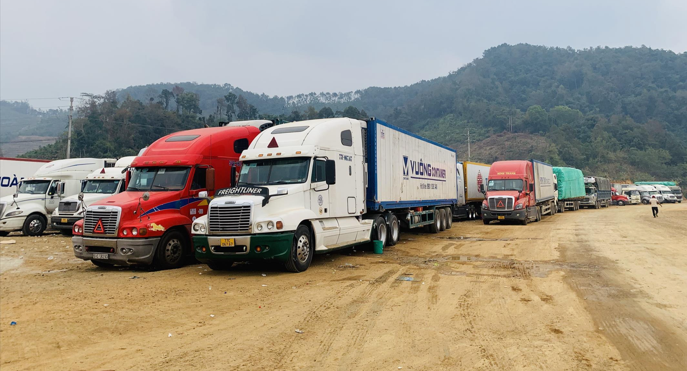 Hàng ngàn phương tiện và lái xe lưu trú dài ngày ở biên giới Lạng Sơn. Ảnh: Duy Chiến Hàng ngàn phương tiện và lái xe lưu trú dài ngày ở biên giới Lạng Sơn. Ảnh: Duy Chiến