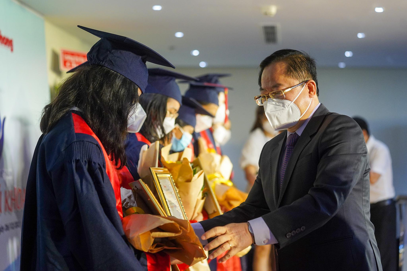 Nhà báo Lê Xuân Sơn - Tổng biên tập báo Tiền Phong, Giám đốc Qũy hỗ trợ Tài năng trẻ Việt Nam, trao học bổng &quot;Nâng bước thủ khoa&quot; cho các tân sinh viên