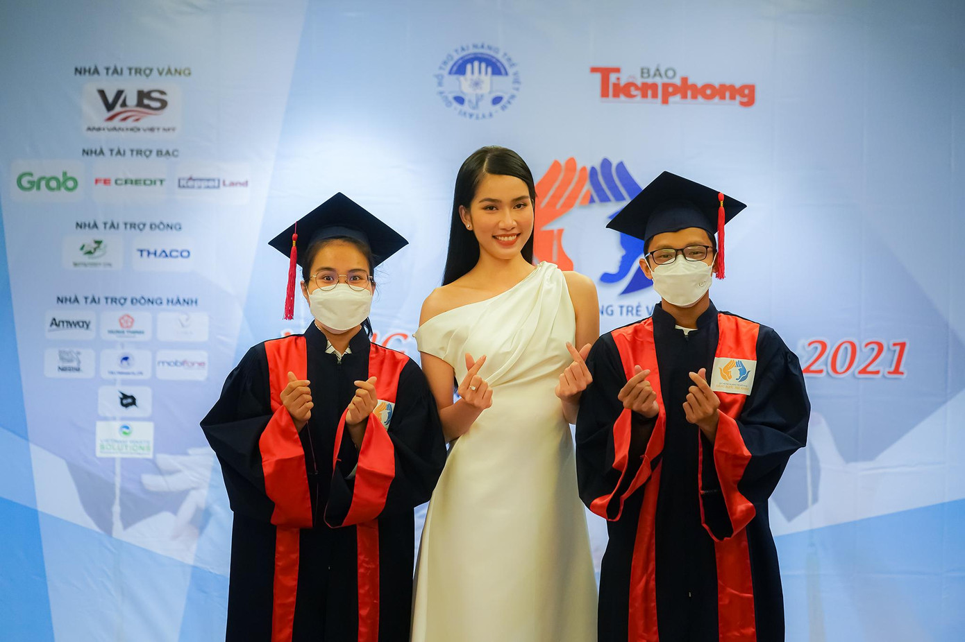 Á hậu 1 Hoa hậu Việt Nam 2020 Phạm Ngọc Phương Anh trò chuyện cùng các tân thủ khoa