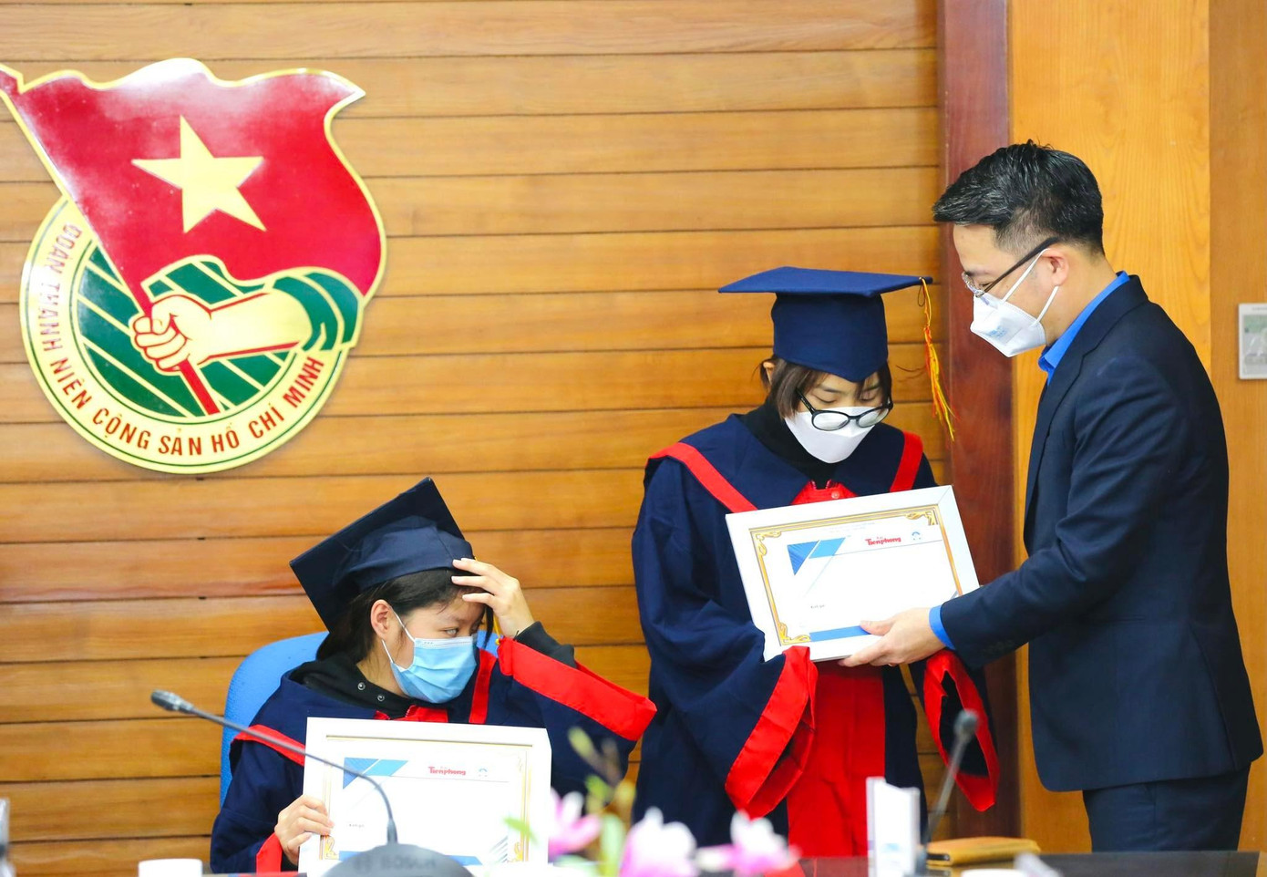 Ban tổ chức chương trình &quot;Nâng bước thủ khoa&quot; năm 2021 tặng học bổng cho các tân sinh viên tại đầu cầu Hà Nội.