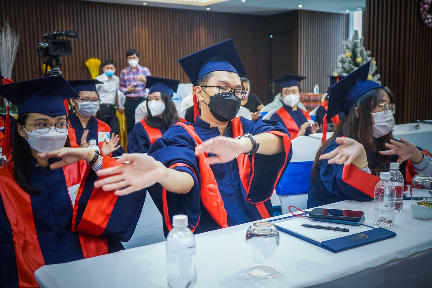 130 sinh viên nhận học bổng 'Nâng bước thủ khoa' ảnh 22