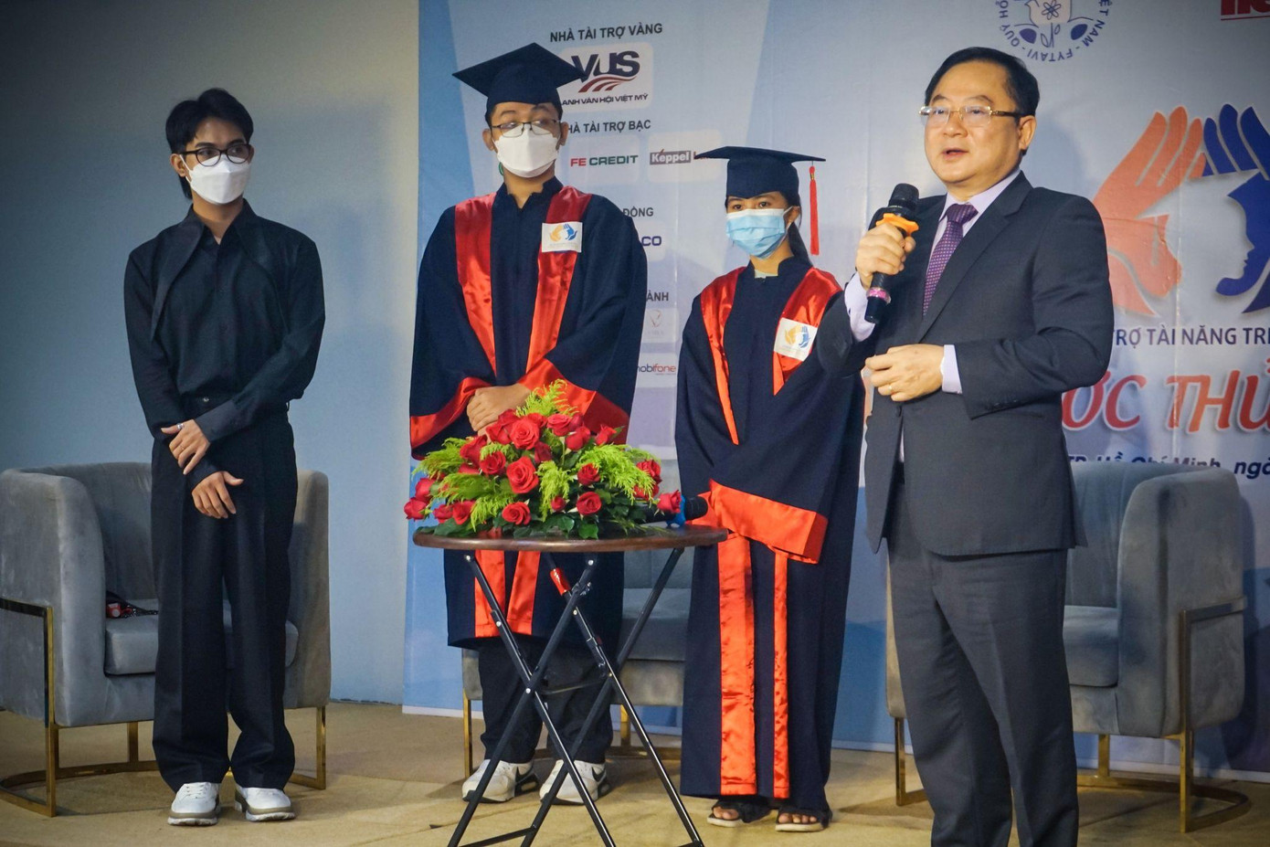 Nhà báo Lê Xuân Sơn - Tổng biên tập báo Tiền Phong, Giám đốc Qũy hỗ trợ Tài năng trẻ Việt Nam trao đổi với các đại biểu, các tân sinh viên tại chương trình &quot;Nâng bước thủ khoa&quot;