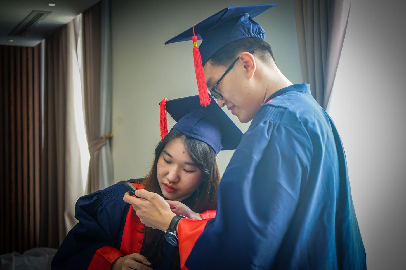 Các tân thủ khoa tại TPHCM tranh thủ trò chuyện, kết bạn cùng nhau trước lễ trao học bổng &quot;Nâng bước thủ khoa&quot; 2021